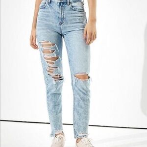 American Eagle Ourfitters light washed mom jeans size 00